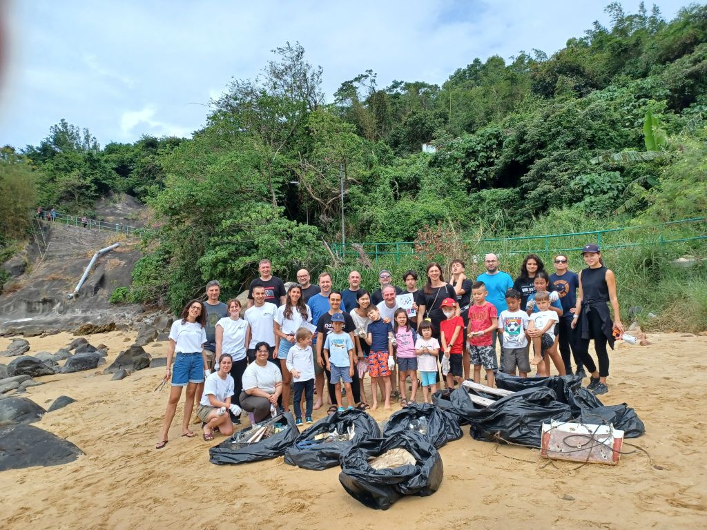 Coastal Cleanup at Nga Kau Wan by Dante Alighieri Society Hong